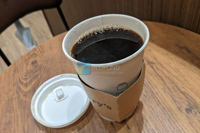 コーヒーの蓋付きカップの飲み方