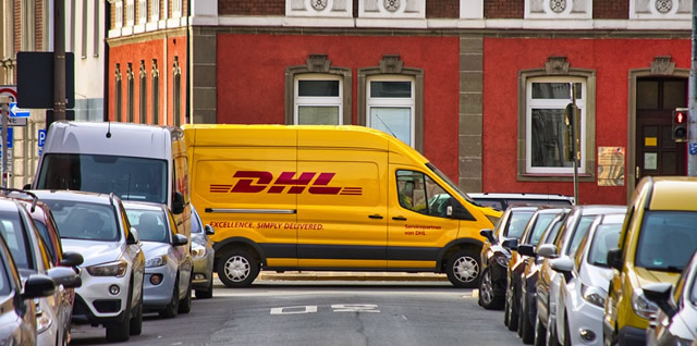 DHLの追跡の見方と土日祝配送や国内佐川の配達について